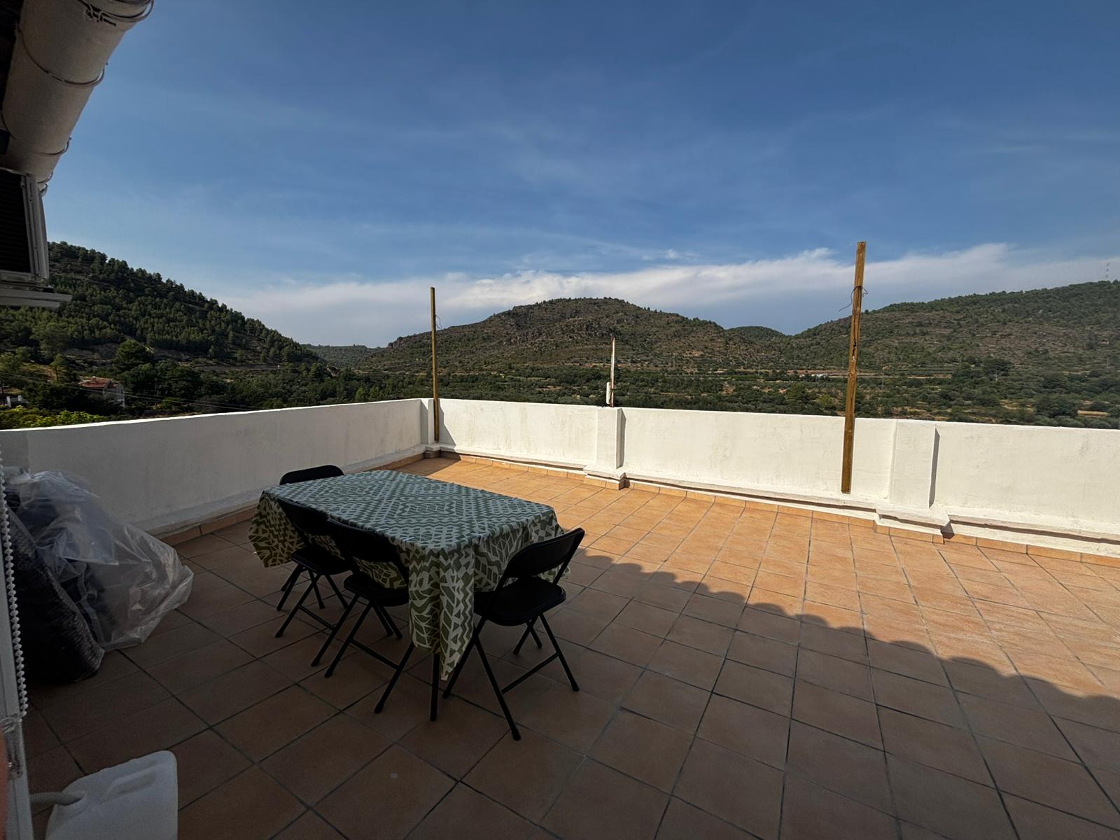Terraza de El Mirador de Espadán con vistas a la Sierra