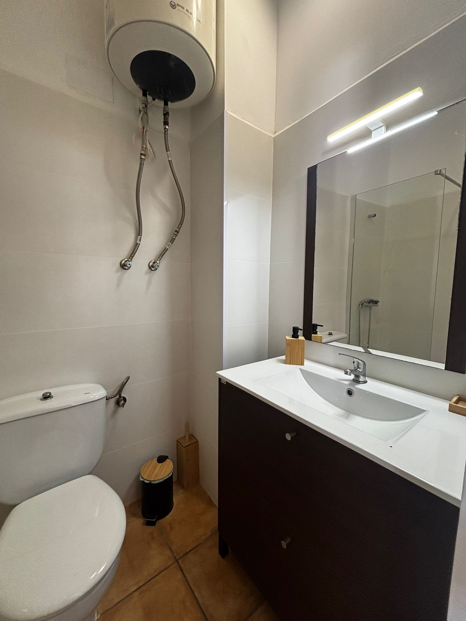 Baño con acabados modernos