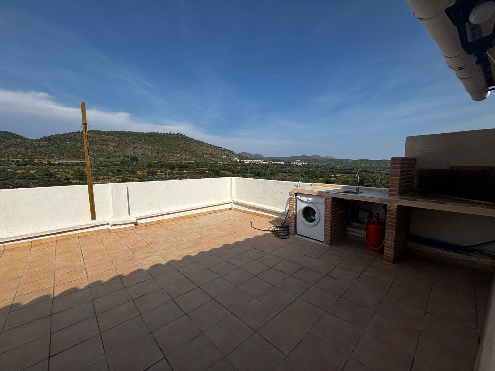 Barbacoa en la terraza de El Mirador de Espadán
