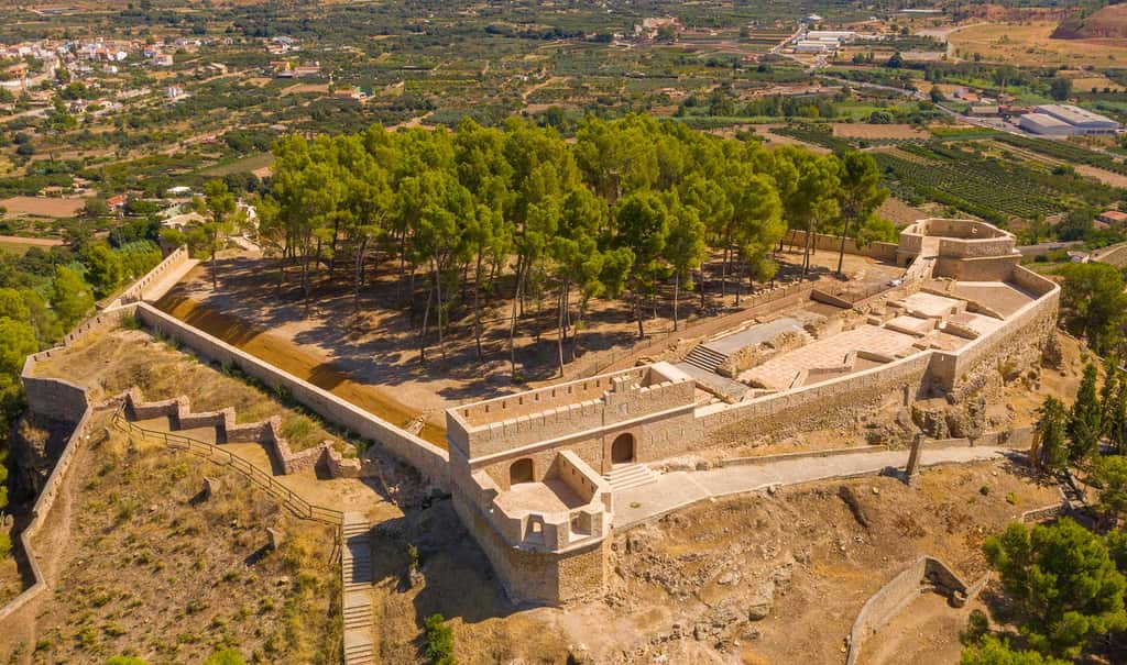 Castillo de Segorbe y paisaje de huerta desde el aire