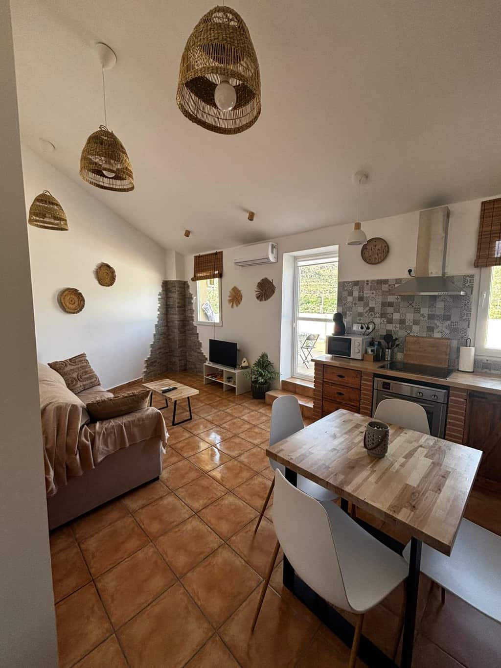Salón y cocina integrados en un espacio cálido