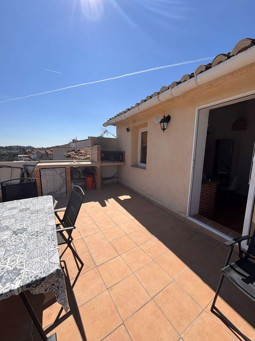 Terraza con barbacoa y acceso directo al interior