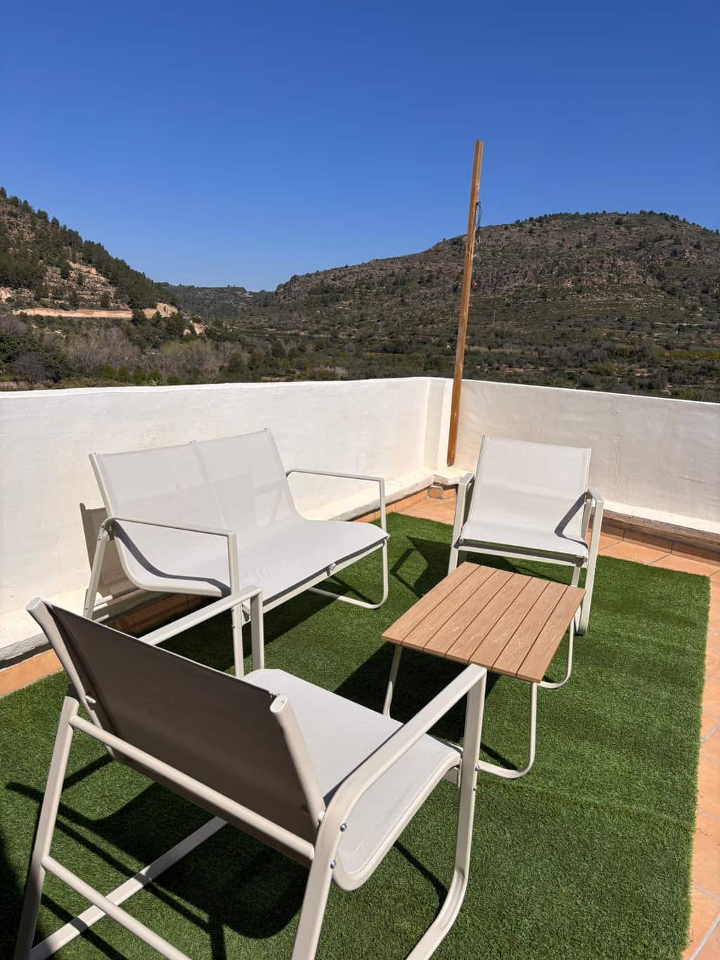 Zona de descanso de la terraza de El Mirador de Espadán